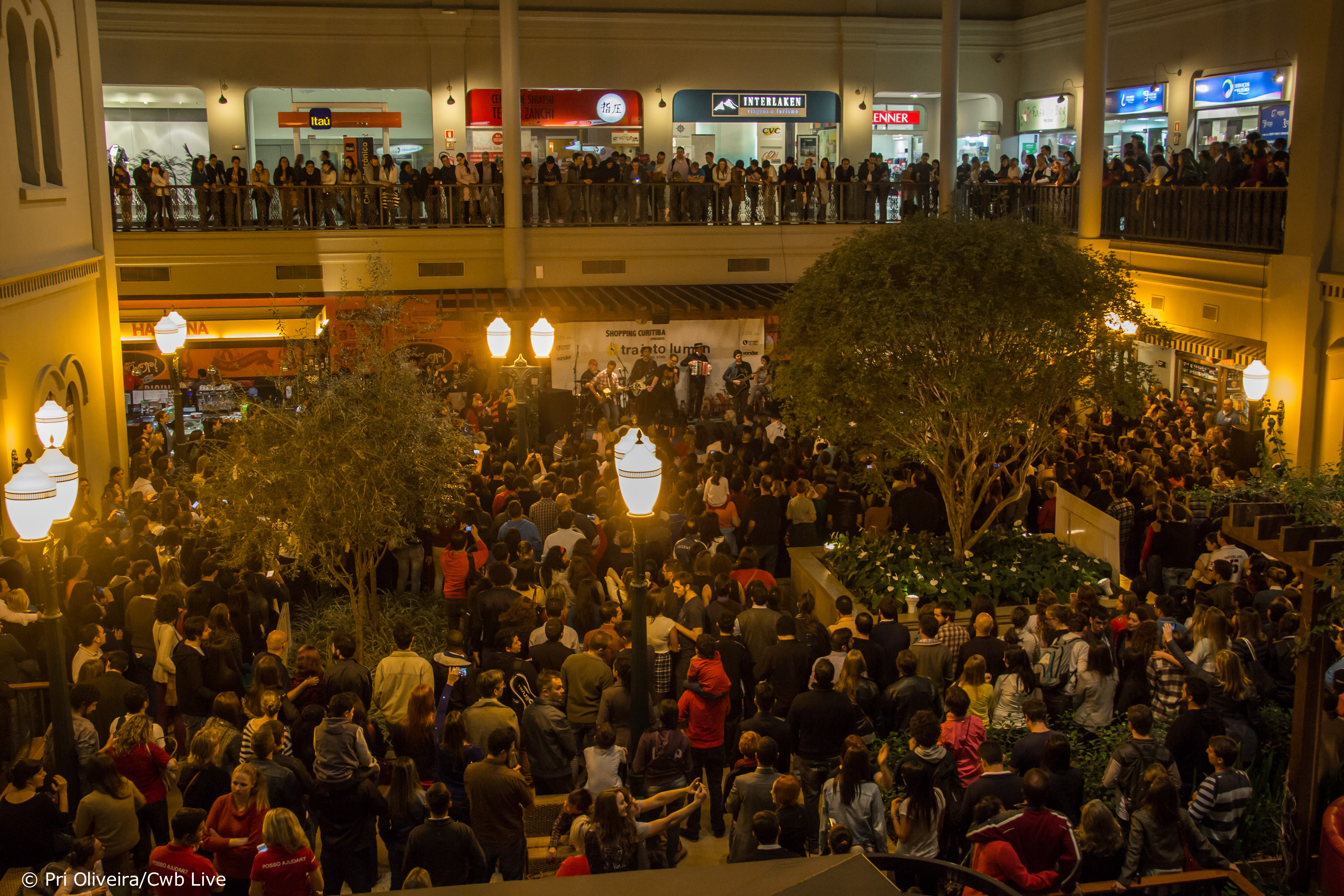 Público lotou o Shopping Curitiba para assistir ao Nenhum De Nós